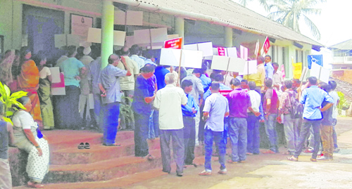 गोप्रेमींचा वाळपई पोलीस स्थानकावर मोर्चा गोप्रेमींचा वाळपई पोलीस स्थानकावर मोर्चा
