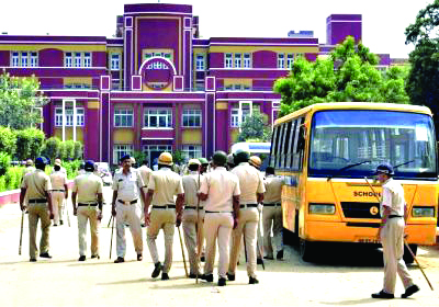 विद्यार्थी खूनप्रकरणी पालकांवर लाठीमार विद्यार्थी खूनप्रकरणी पालकांवर लाठीमार